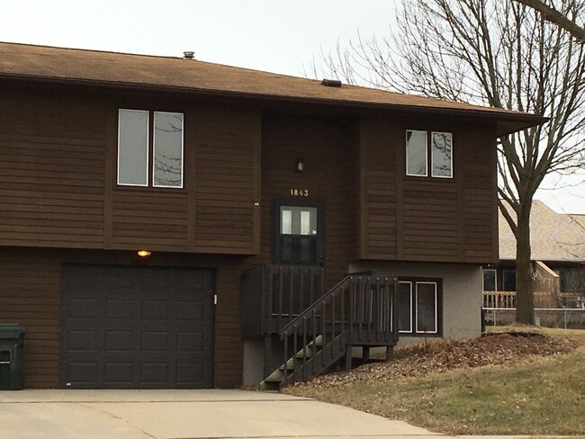 property at 1843 Hollywood Ct