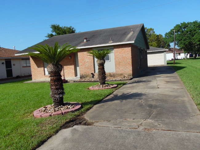 1708 N Avenue R in Freeport, TX - Foto de edificio - Building Photo