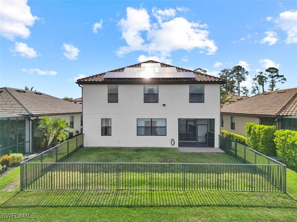 9374 Foxglove Ln in Naples, FL - Building Photo