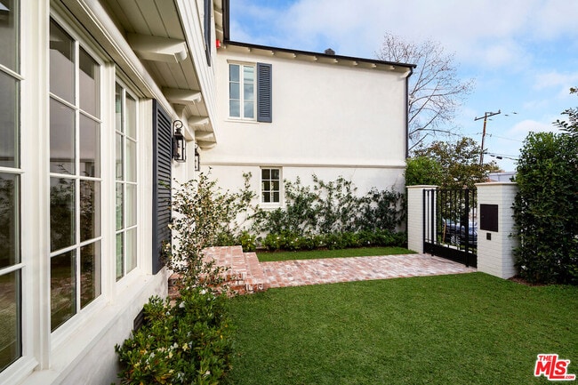 9563 Charleville Blvd in Beverly Hills, CA - Building Photo - Building Photo