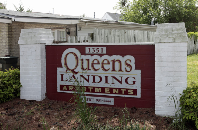 Queen's Landing Apartments in Hampton, VA - Foto de edificio - Building Photo