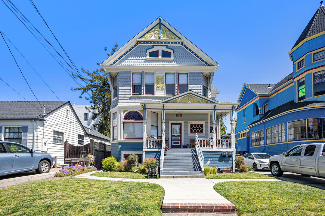 1813 Clinton Ave in Alameda, CA - Building Photo