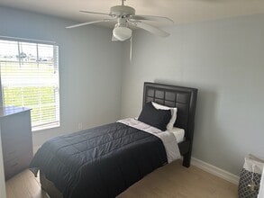 3002 NW Douglas Cir in Cape Coral, FL - Foto de edificio - Building Photo