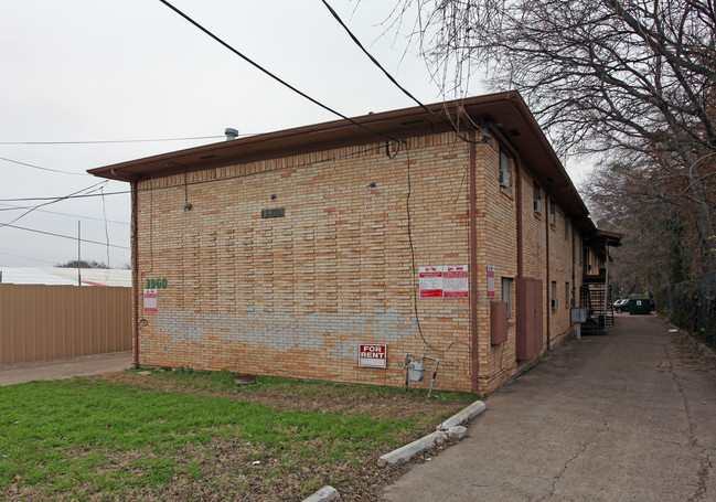 3960 W Davis St in Dallas, TX - Building Photo - Building Photo