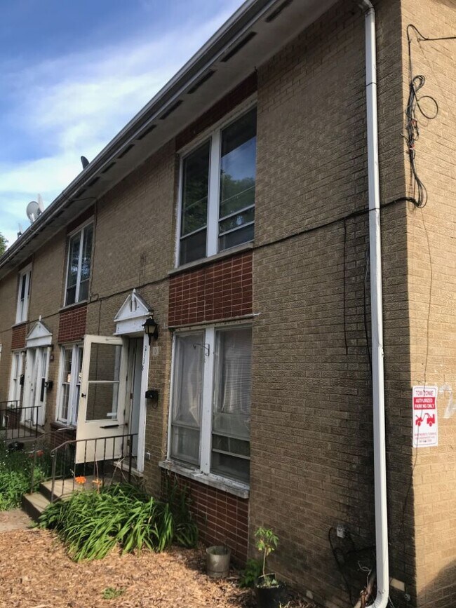 2138 Hebron Ave in Zion, IL - Foto de edificio - Building Photo