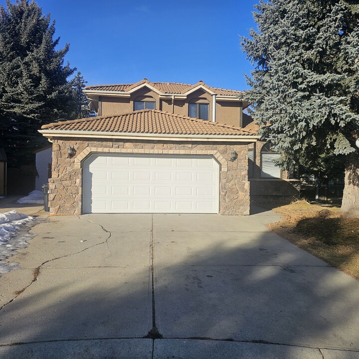 123 Santana Bay NW in Calgary, AB - Building Photo