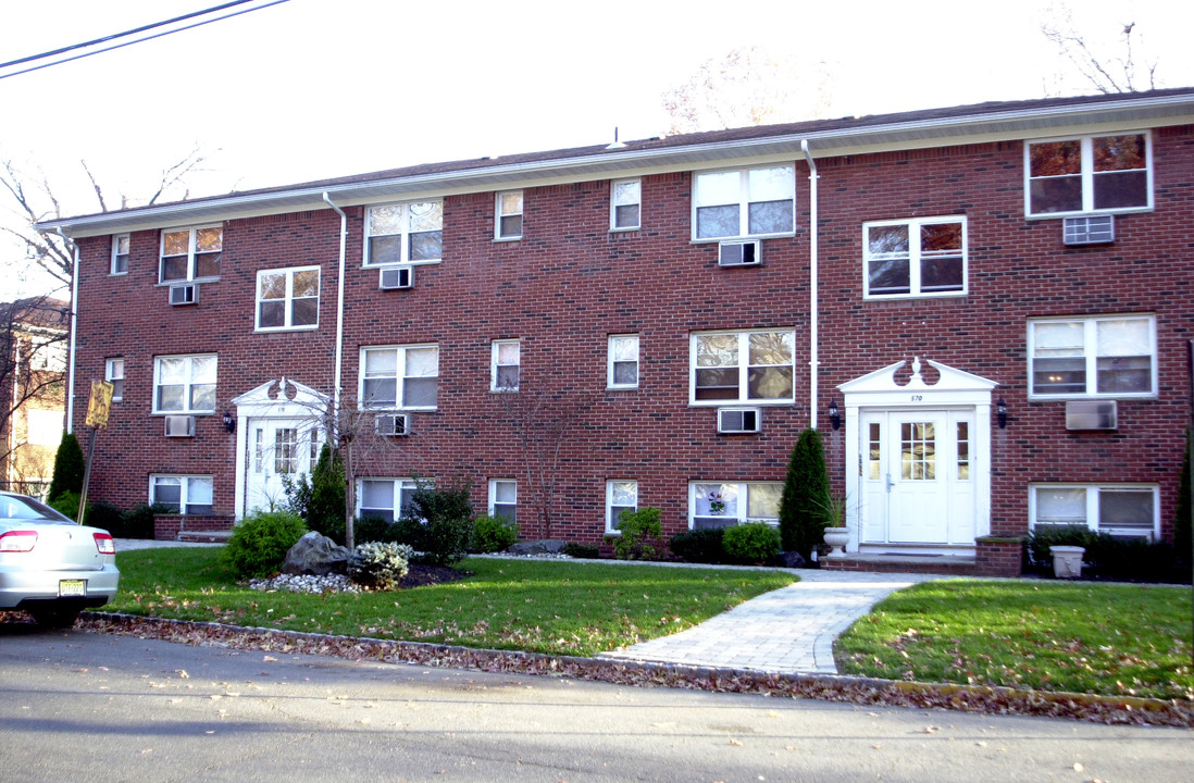 570 W Webster Ave in Roselle Park, NJ - Building Photo