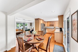 6960 93rd Ave SE in Mercer Island, WA - Building Photo - Building Photo