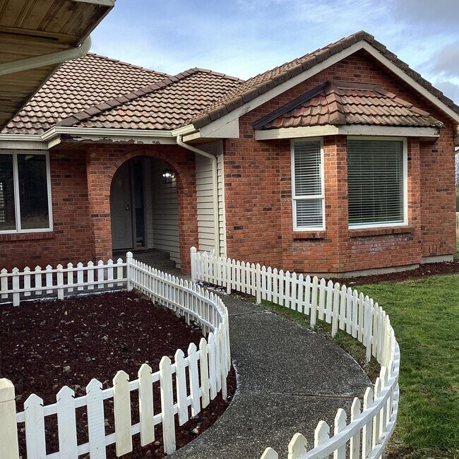 32002 Brandstrom Rd in Stanwood, WA - Building Photo - Building Photo