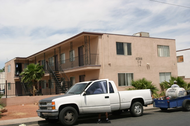 Fabulous Forty/Golden Villas in Las Vegas, NV - Building Photo - Building Photo