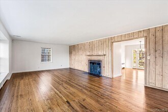 110 Hegemans Ln in Glen Head, NY - Building Photo - Building Photo