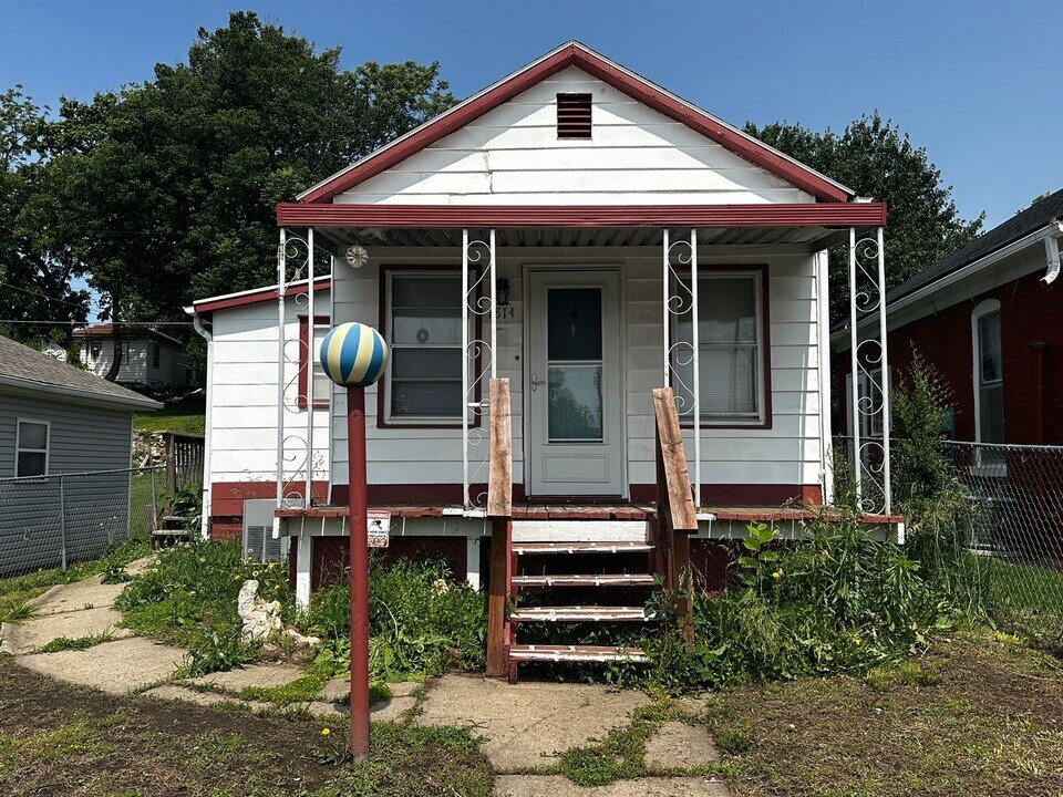 1814 Savannah Ave in St. Joseph, MO - Building Photo
