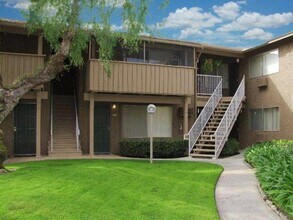Palm West Village in Anaheim, CA - Foto de edificio - Building Photo