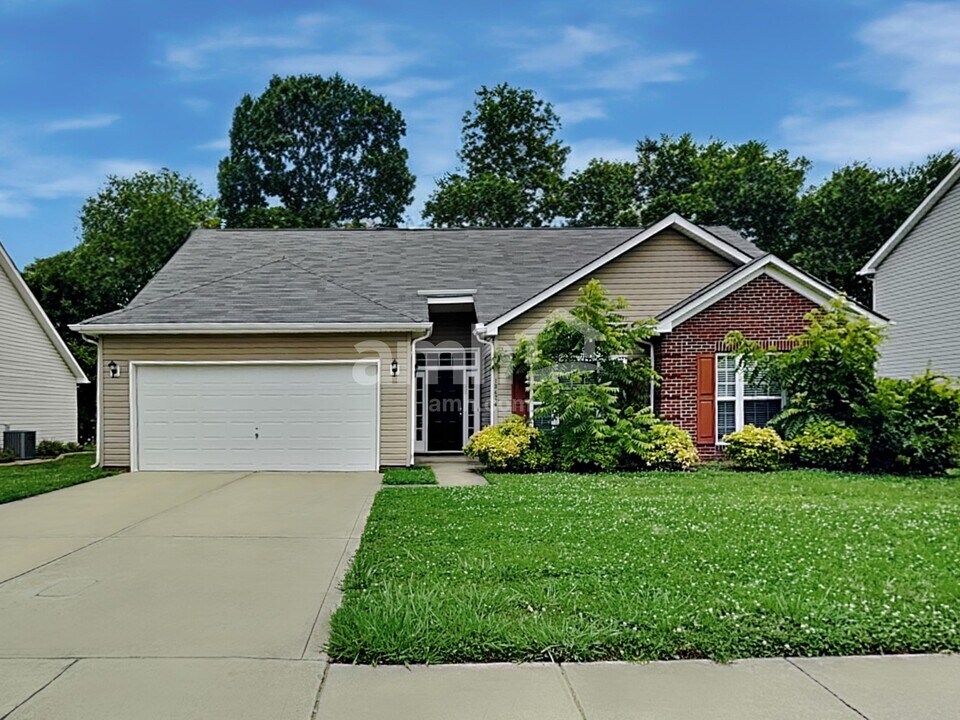 13424 Planters Row Dr in Charlotte, NC - Building Photo