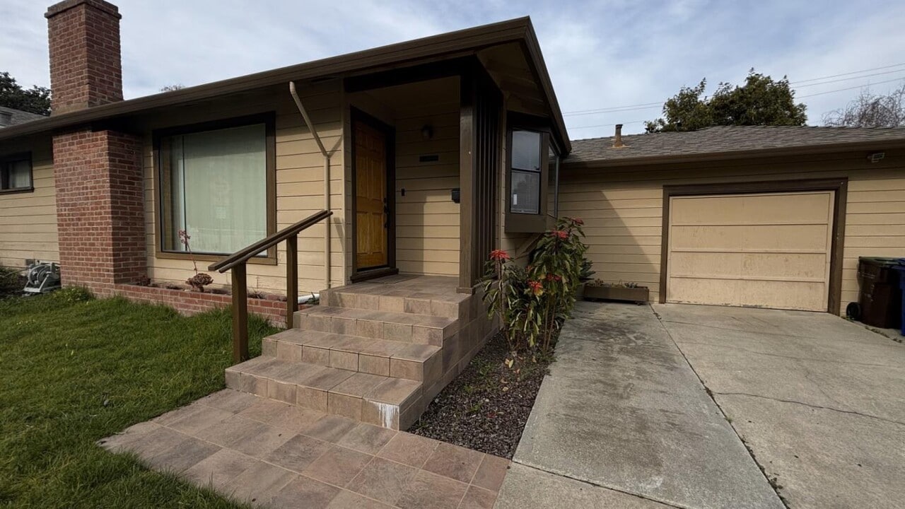 1241 Escalona Dr in Santa Cruz, CA - Building Photo