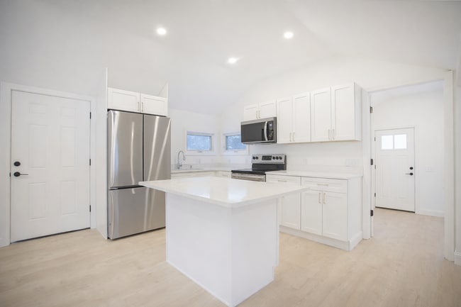 2403 Westfield St in West Springfield, MA - Building Photo - Building Photo