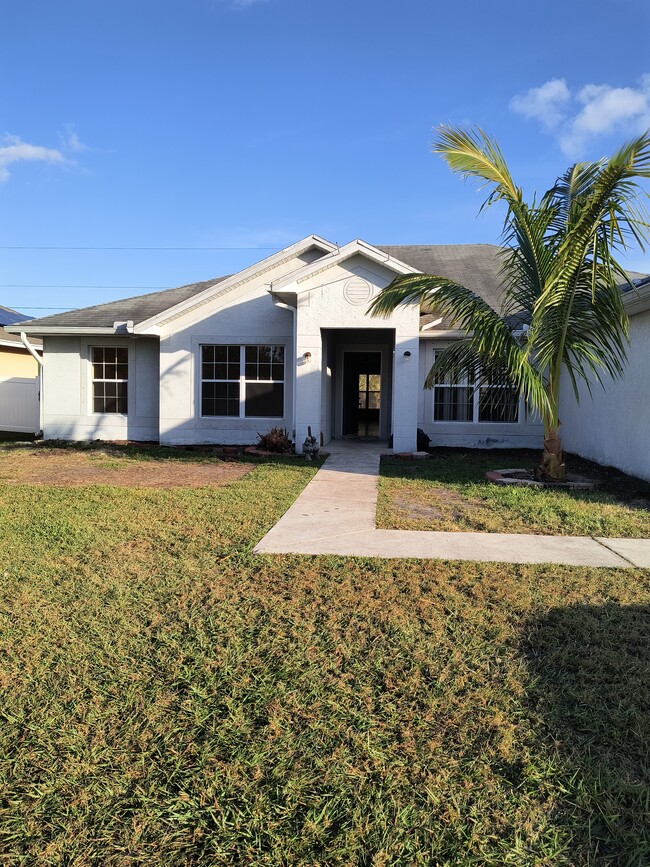 1915 SW Breezeway St in Port St. Lucie, FL - Building Photo - Building Photo