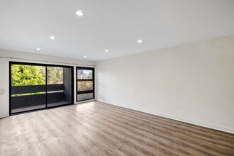 7742 Redlands St in Los Angeles, CA - Foto de edificio - Building Photo