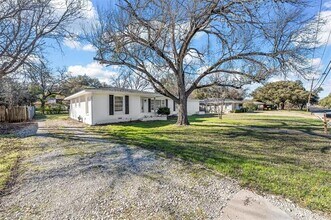 2416 Lake Air Dr in Waco, TX - Building Photo - Building Photo