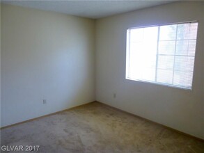 4694 Leeann Ln in Las Vegas, NV - Building Photo - Interior Photo