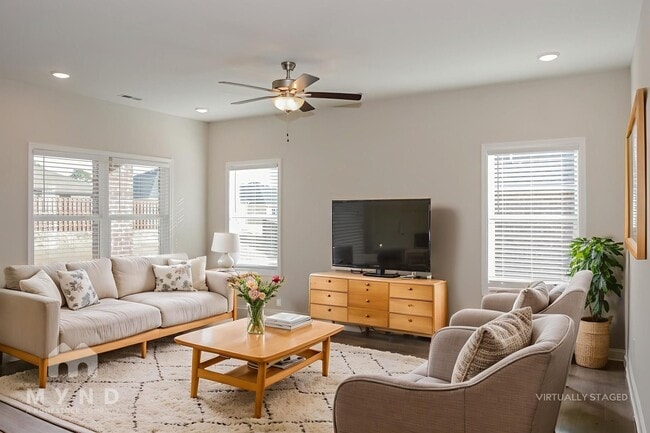 221 Pine Is Ave, Unit 2 in Toney, AL - Foto de edificio - Building Photo