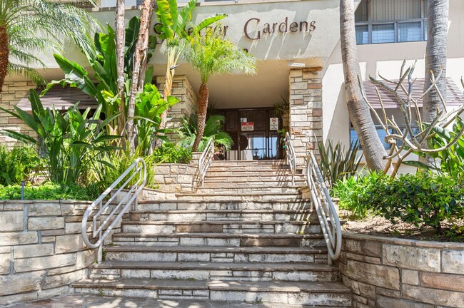 Sweetzer Gardens in West Hollywood, CA - Foto de edificio - Building Photo