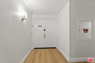 321 N Oakhurst Dr in Beverly Hills, CA - Building Photo - Building Photo