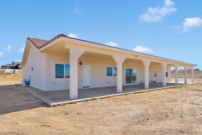 24548 Ledbury Rd in Oro Grande, CA - Foto de edificio - Building Photo