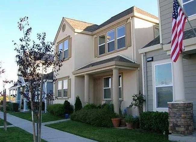 property at 2527 N Village Dr