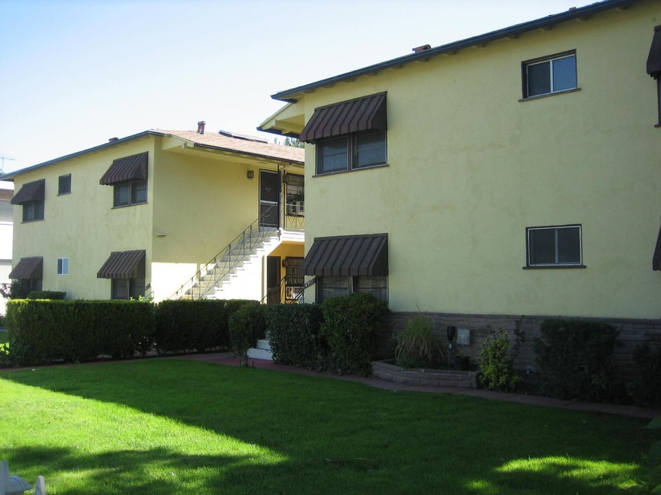 Woodman Garden Apartments in Sherman Oaks, CA - Building Photo