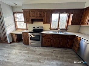 18 Cleveland St in Stonington, CT - Building Photo - Building Photo