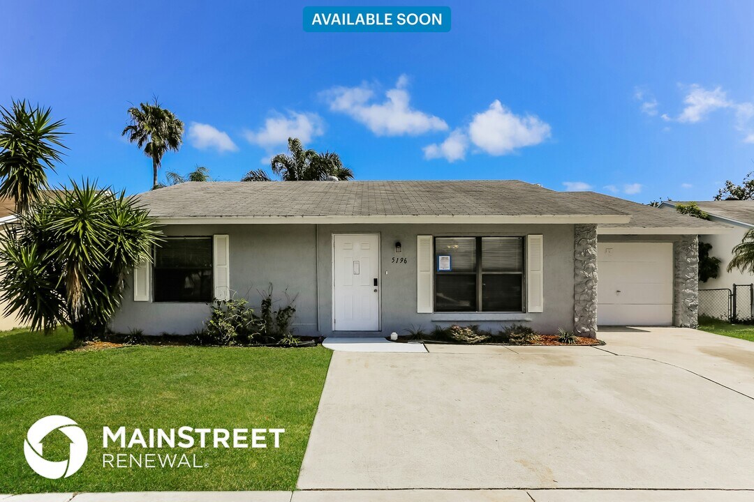 5196 Edgecliff Ave in Greenacres, FL - Building Photo