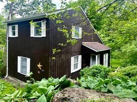 8 Sunset Dr in Bedford Hills, NY - Building Photo