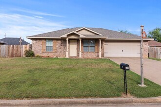 213 Shelley Ln in Lindale, TX - Building Photo - Building Photo