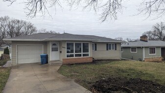 901 Loretta Ave in Waterloo, IA - Building Photo