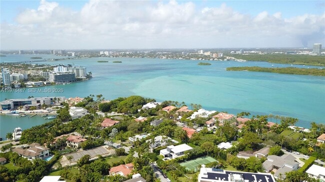 10210 Collins Ave in Bal Harbour, FL - Foto de edificio - Building Photo