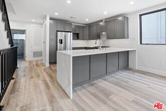 4815 Elmwood Ave-Unit -1/2 in Los Angeles, CA - Building Photo - Building Photo