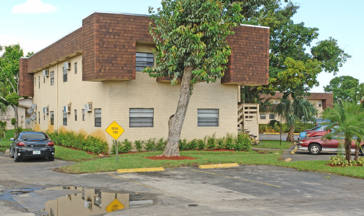 Avondale Gardens in Pompano Beach, FL - Building Photo