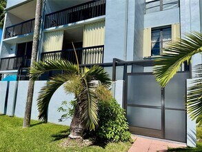 10825 SW 112th Ave in Miami, FL - Building Photo - Building Photo