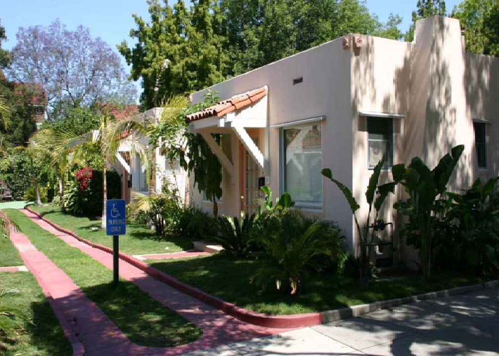 210 W Micheltorena St in Santa Barbara, CA - Foto de edificio