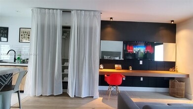 740 SW 9th St, Unit 1 in Miami, FL - Foto de edificio - Building Photo
