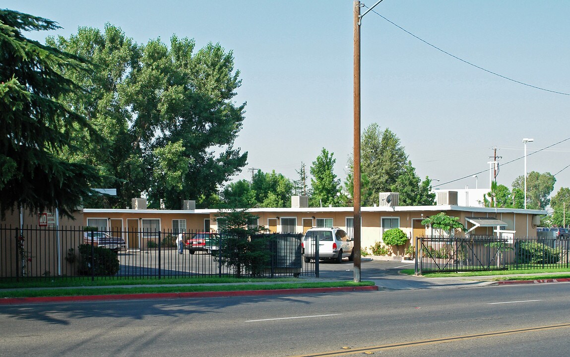 4242 E Olive Ave in Fresno, CA - Building Photo