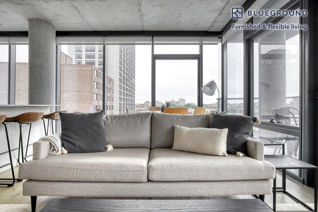 450 W Belmont Ave in Chicago, IL - Building Photo - Building Photo