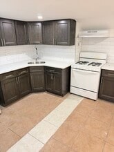 241 241st St, Unit 1 in Jamaica, NY - Foto de edificio - Building Photo