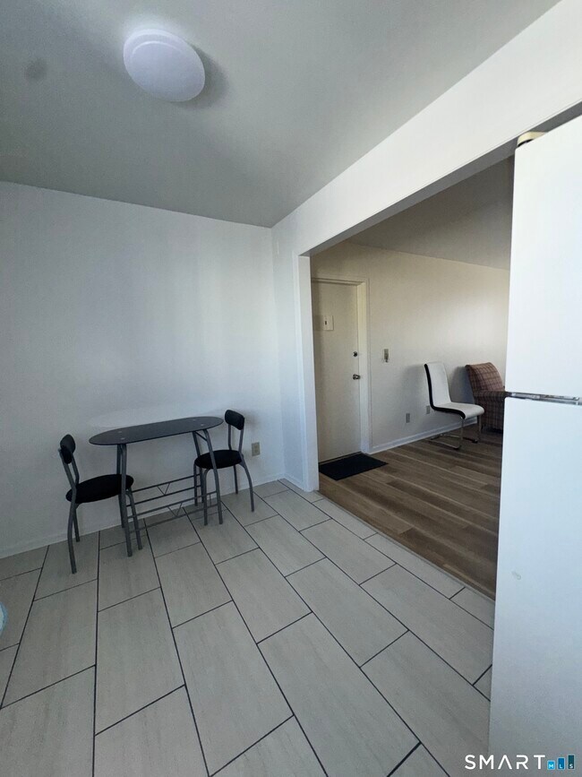 4 Van Zant St in Norwalk, CT - Foto de edificio - Building Photo