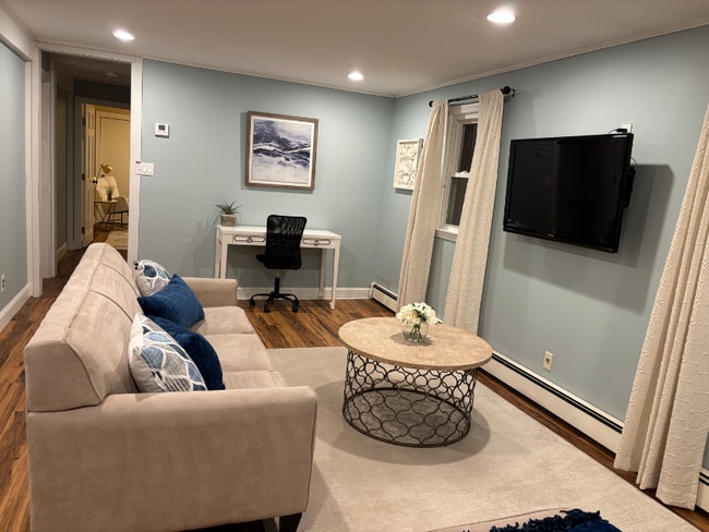 10 Roosevelt Rd in Wakefield, MA - Foto de edificio - Building Photo