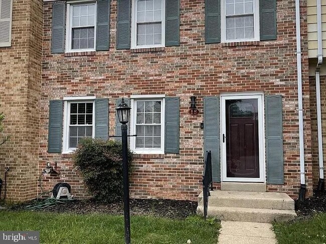 property at 18 Chantilly Ct