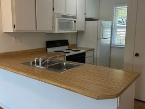 211 Stony Point Rd, Unit APT J in Santa Rosa, CA - Building Photo - Building Photo