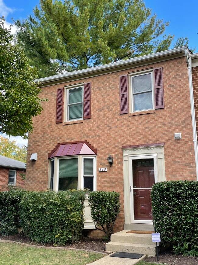 property at 845 N Greenbrier St