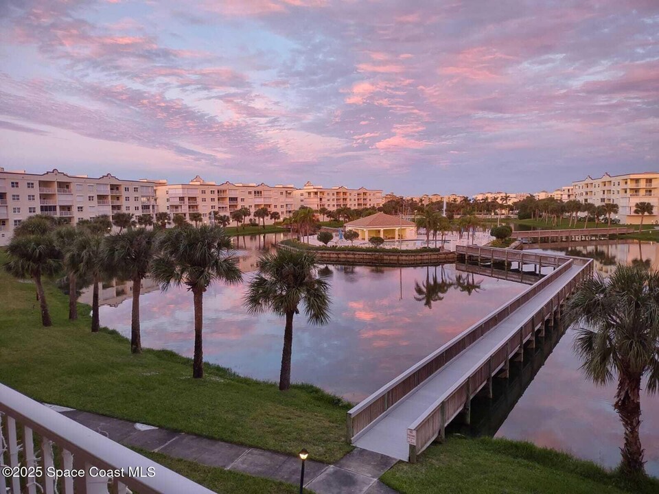 8921 Lake Dr in Cape Canaveral, FL - Foto de edificio